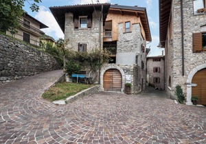 Apartment Agriturismo "Al Gallo Nero Rosso" near Lake Garda with Garden & Wi-Fi