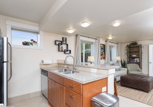 Beautiful Bright Remodel Minutes from Downtown