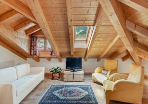Belvilla by OYO Charming Apartment in Brez with TV