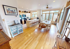 Big End Unit, Deck! Near Lake Trail. Easy Drive to Dining, Activities, Events