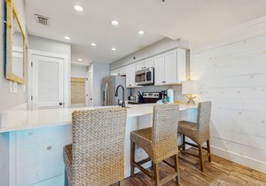 Elegant dwelling on the beach with beautiful view, pool & pickleball