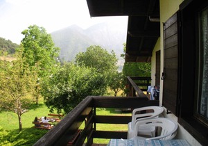 Holiday apartment with garden