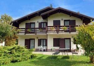 Holiday apartment with garden