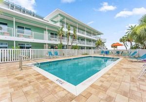 🌴Poolside Studio @ Tropic Terrace | Ground Floor Steps to Beach King Bed ➠ TT10
