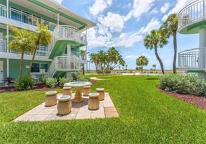 🌴Poolside Studio @ Tropic Terrace | Ground Floor Steps to Beach King Bed ➠ TT10
