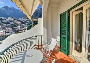 Villa Faustina A: A bright and elegant studio apartment located in the center of Positano, with Free WI-FI.