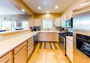 Welcoming & updated condo with WiFi, pool, hot tub & grill area