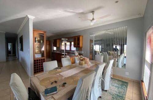 Hibberdene House | 250 m² House ∙ 4 bedrooms ∙ 8 guests