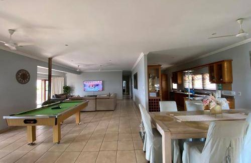 Hibberdene House | 250 m² House ∙ 4 bedrooms ∙ 8 guests