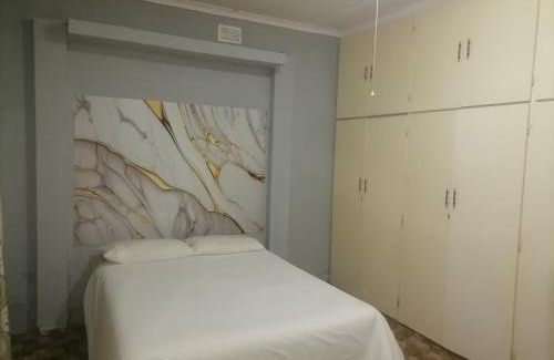 Estcourt Apartment | Adirondack Inn