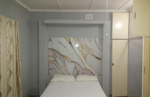 Estcourt Apartment | Adirondack Inn
