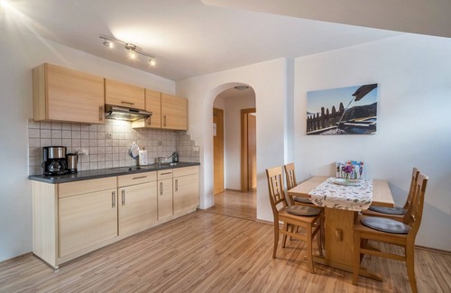 Lana Apartment | Apartment 'Erlengut Burgstall' with Mountain View, Shared Pool and Wi-Fi