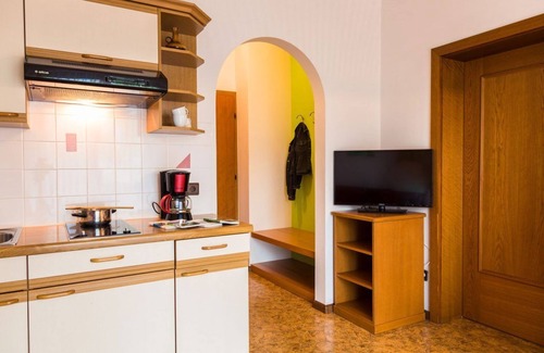 Lana Apartment | Apartment 'Ferienwohnung Lanz 1' with Mountain View, Private Garden and Wi-Fi