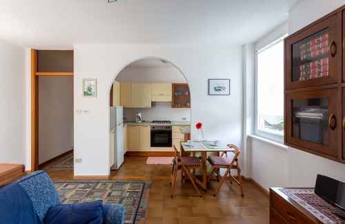 San Cristoforo Apartment | Apartment 'More A Due Passi Dal Lago' with Mountain View and Balcony