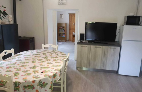 Lona-Lases Apartment | Holiday Apartment "Francesca" near Lake with Terrace