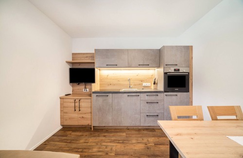 Racines Apartment | Holiday Apartment "Parigger Apt Lavendel" with Mountain View, Shared Garden and Wi-Fi