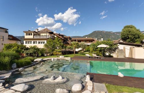 Nalles Apartment | Kreuzwegerhof Nals Historischer Gutshof, Apartments zw Meran und Bozen Südtirol, Naturpool, zentrale Lage