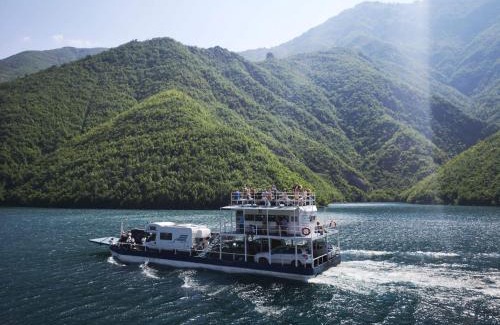 Shkoder County Hostel | Rozafa Ferry & Accommodation