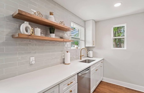 Murray Hill House | 1,536 sqft | 3/2 Modern Bungalow -7 miles to Stadium!