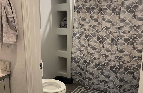 North Mountain Apartment | 1 bedroom apt on 3rd floor. North Central location . Near shops, restaurants.