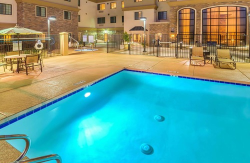 Chandler Condo | 1 Bedroom | Heated Outdoor Pool + Free Breakfast