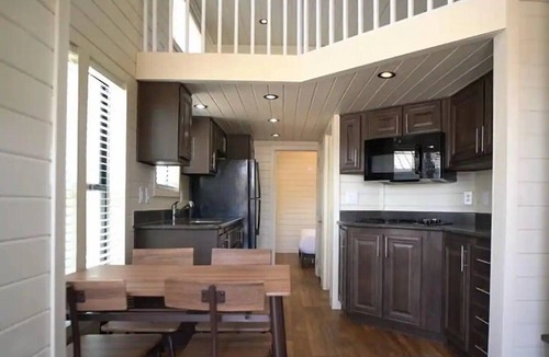 Camp Verde Hotel | 1 Bedroom w/loft Deluxe Cabin Sleeps 6- Dog friendly