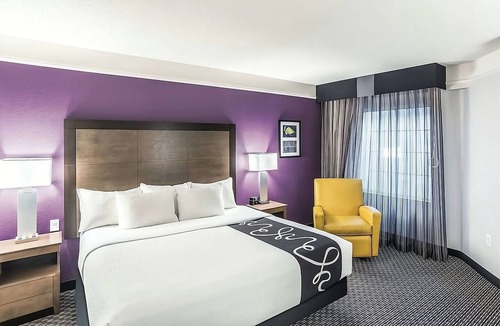 Woodlands Village Hotel | 1 King Bed, La Quinta Inn, Hot Tub, Minutes from Flagstaff Extreme