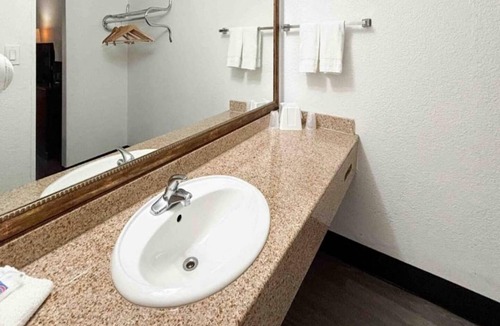 Mesa Apartment | 1 King Bed | Mobil Access Tub Nsmk Micfridg