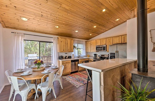 Show Low Cabin | 1 Mi to Hiking: Chic Show Low Escape w/Fire Pit!