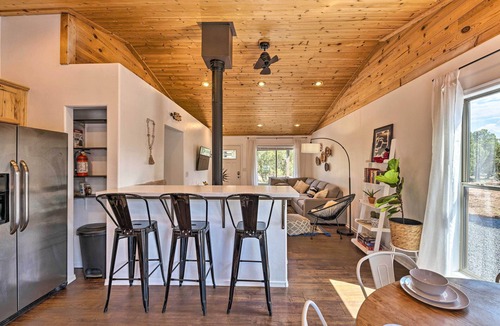 Show Low Cabin | 1 Mi to Hiking: Chic Show Low Escape w/Fire Pit!