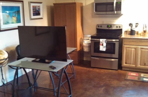 Sam Hughes Cottage | 1 mile east of the University of Arizona . 1.25 miles from UMC .