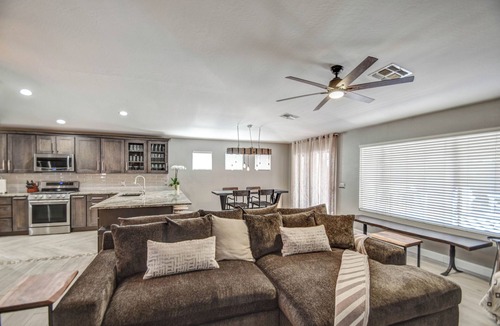 Gilbert House | 10 min walk to San Tan Village Mall in the Heart of Gilbert, AZ