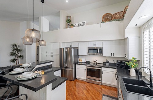 Tatum Square House | $100K+Backyard Paradise: HtdPool+HotTub+FireTable+EV Charger+3Miles toMayoClinic