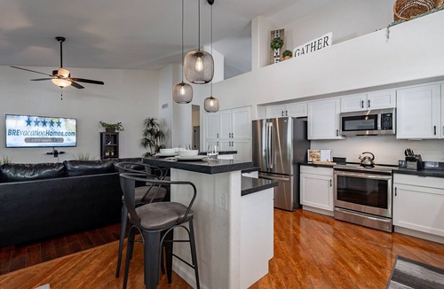 Tatum Square House | $100K+Backyard Paradise: HtdPool+HotTub+FireTable+EV Charger+3Miles toMayoClinic