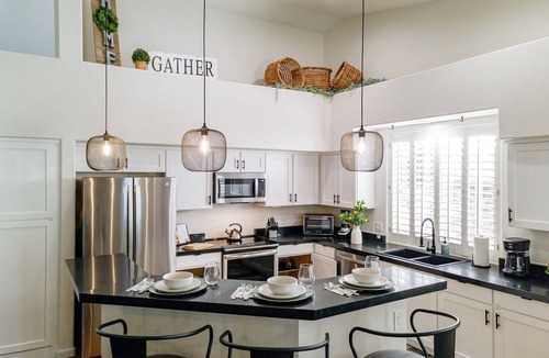 Tatum Square House | $100K+Backyard Paradise: HtdPool+HotTub+FireTable+EV Charger+3Miles toMayoClinic