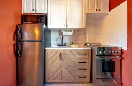 Bay Esplanade Apartment | 122 · Self Check-in Free Parking Kitchen Pool