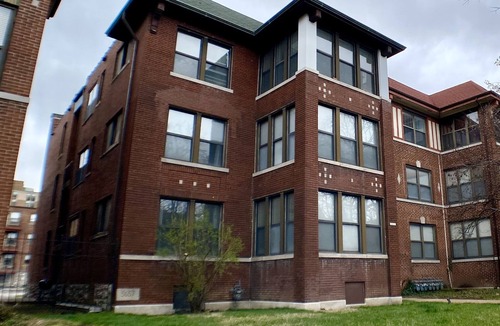 DeBaliviere Place Condo | 1st Fl King+Queen Beds, pet friendly, Steps to Metrolink, Free Gated parking