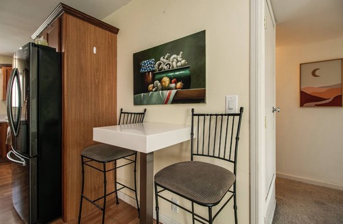 Fashion Square Condo | 2 Bedrm Condo in Heart of Old Town