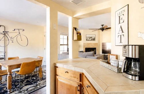 Tucson Condo | 2-Bedroom Condo in the Foothills, La Encantada, Galleries and Restaurants!