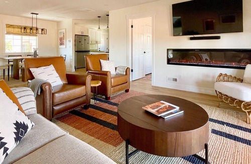 Kanab House | 2 Bedroom Near Zion Bryce Wave: Hot Tub, Dining/Patio & Games - Red Rock Views!