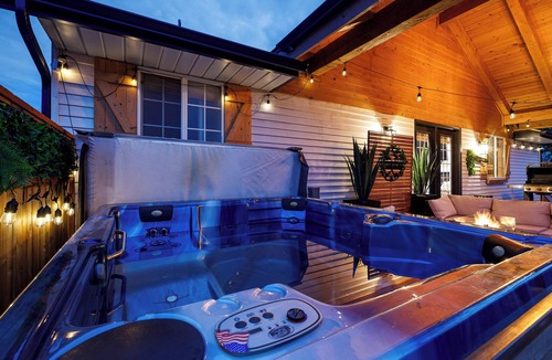 Kanab House | 2 Bedroom Near Zion Bryce Wave: Hot Tub, Dining/Patio & Games - Red Rock Views!