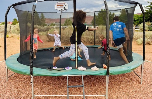 Kanab House | 2 Bedroom Near Zion Bryce Wave: Hot Tub, Dining/Patio & Games - Red Rock Views!