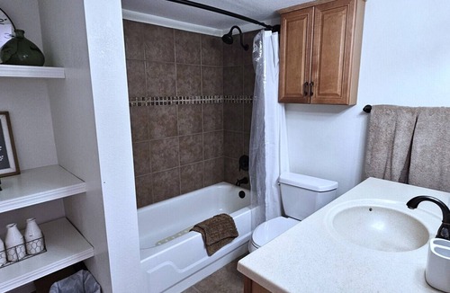 Page House | 2 Bedroom, Washer/Dryer, Sleeps 6, lower, (No Kitchen)