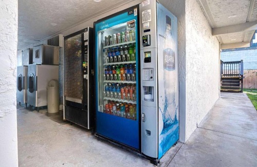 Eureka Apartment | 2 Full Beds | Non-Smoking, Micfridge