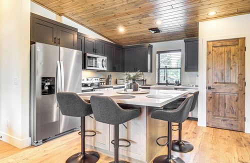 Torreon House | 2 Mi to Fool Hollow Lake: Modern Loft w/ Balcony