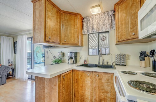 East Mesa House | 2 Patios & Fairway Views! Mesa Golf Resort Escape