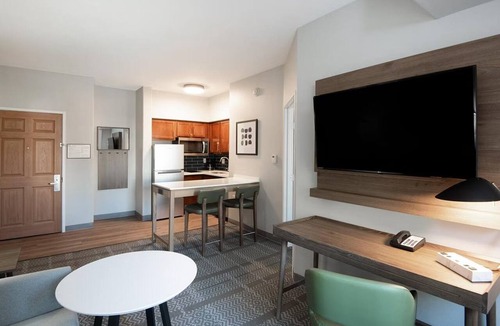 Glendale Sports and Entertainment District Apartment | 2-Queen 1BR Suite near Sports Dist + Hot Breakfast