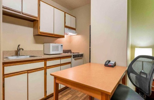 Indianapolis Apartment | 2 Queen Beds | Non-Smoking, Kitchen