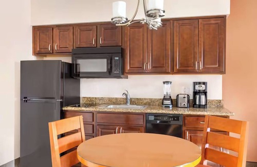 Palo Verde Hotel | 2 Spacious Suites w/Free Parking, Mini Golf & Pool Access l Ideal for Families