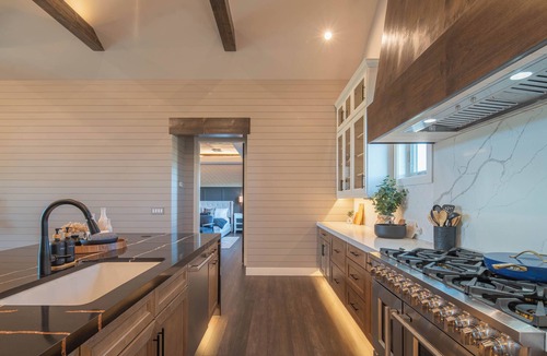 Fort Valley House | 2024 New Luxury Mt Home @ Base of Snowbowl w/Hot Tub on 2 Acres